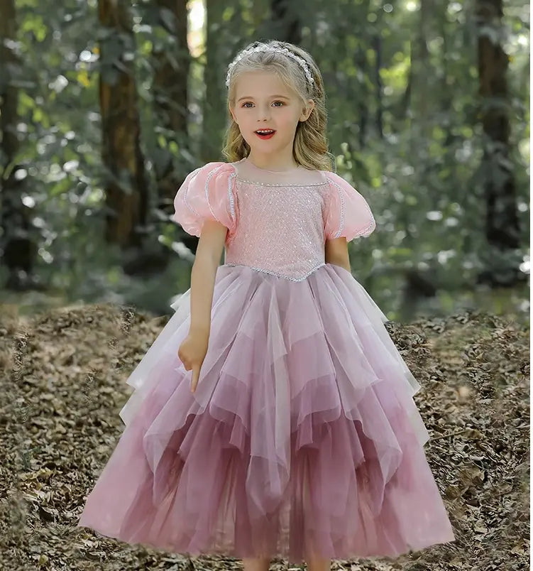 Robe de princesse rose en tulle à manches longues et courtes